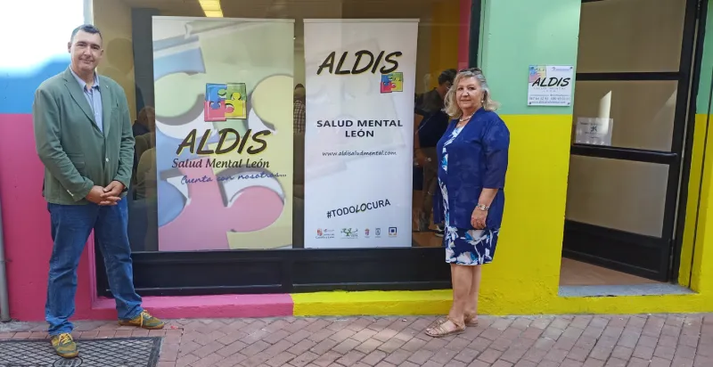 Aldis Salud Mental - foto equipo en la fachada de la empresa