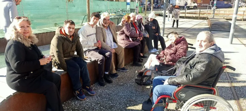 Aldis Salud Mental - usuarios sentados en el patio